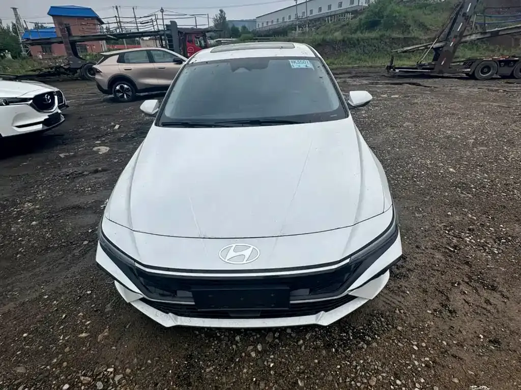 Hyundai Elantra — фото 1