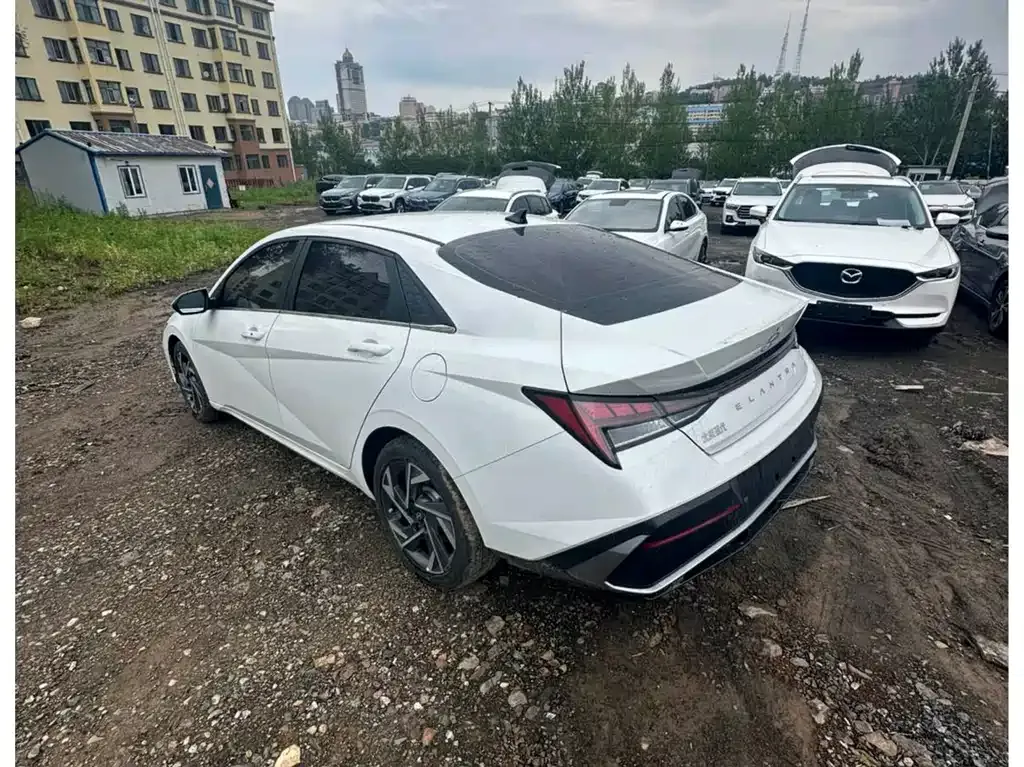 Hyundai Elantra — фото 8