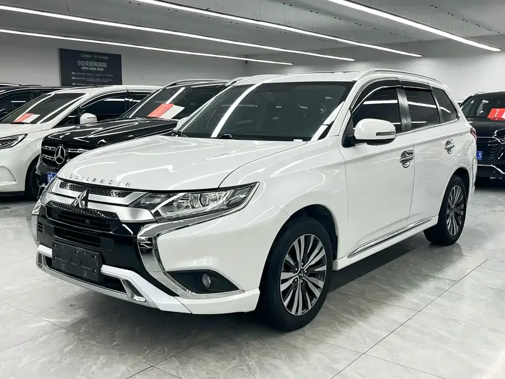 Mitsubishi Outlander — фото 1