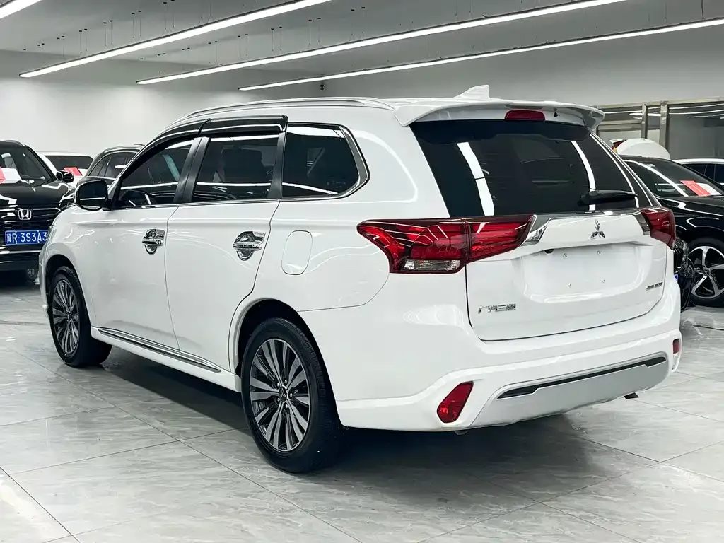 Mitsubishi Outlander — фото 7