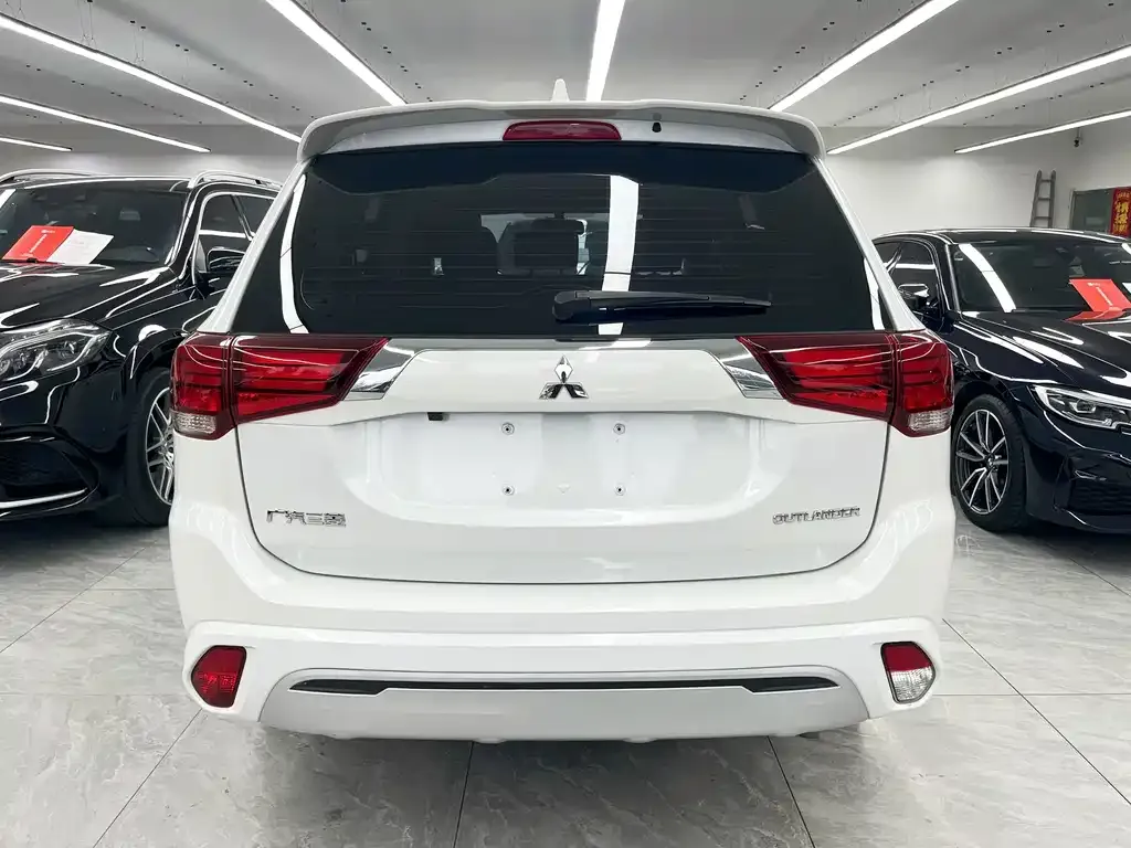 Mitsubishi Outlander — фото 8