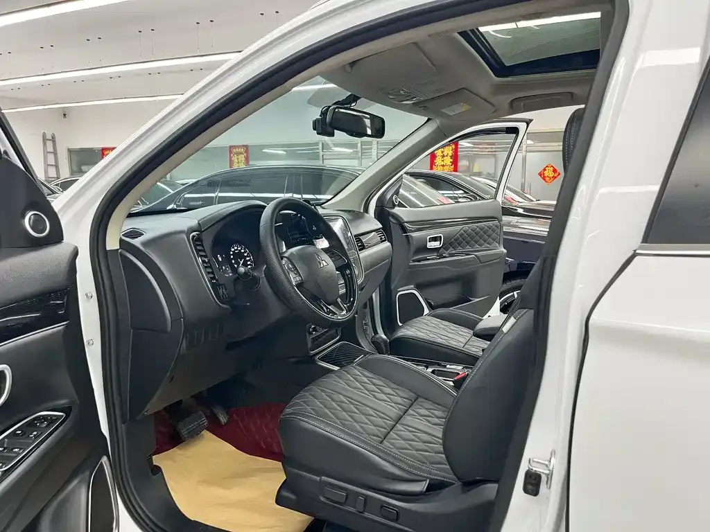 Mitsubishi Outlander — фото 10