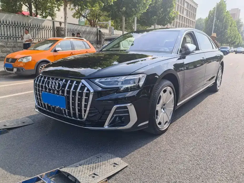Audi A8 — фото 1