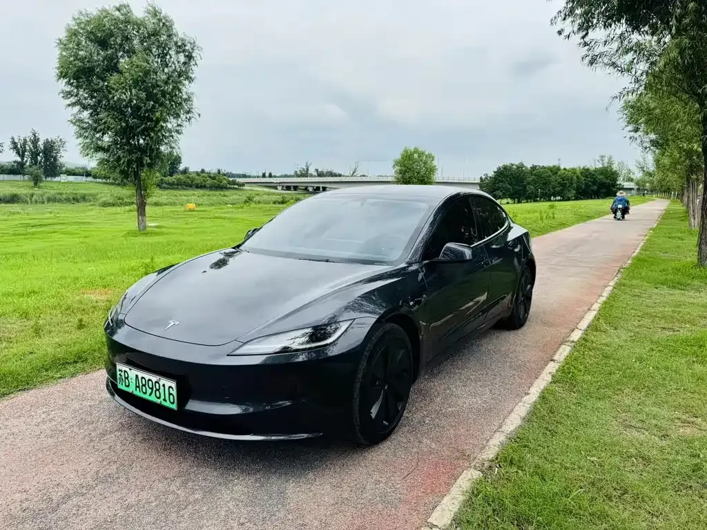 Tesla Model 3 — фото 1