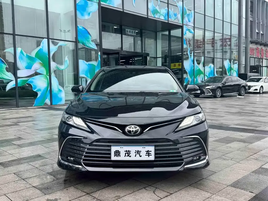 Toyota Camry — фото 1