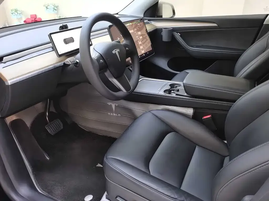 Tesla Model Y — фото 8