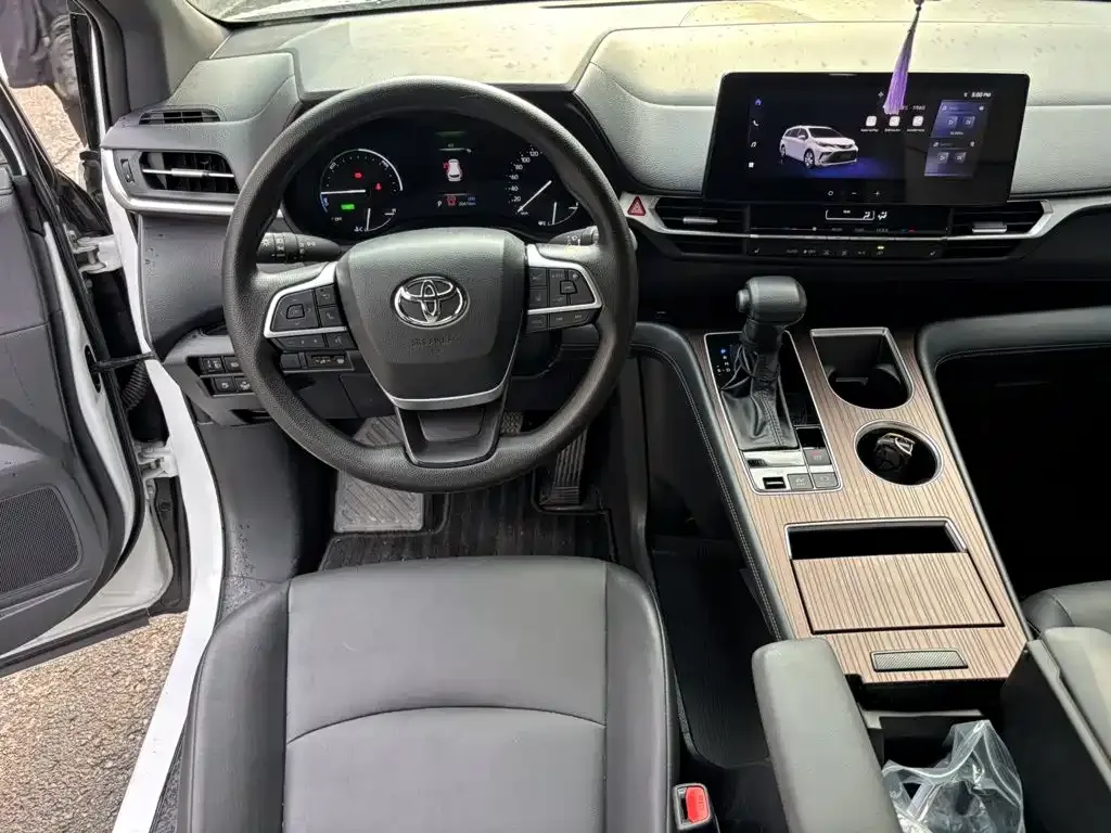 Toyota Granvia — фото 2