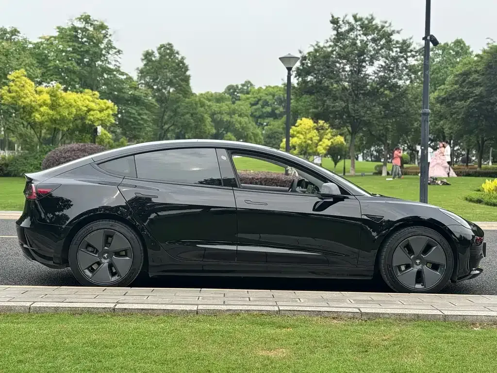 Tesla Model 3 — фото 8