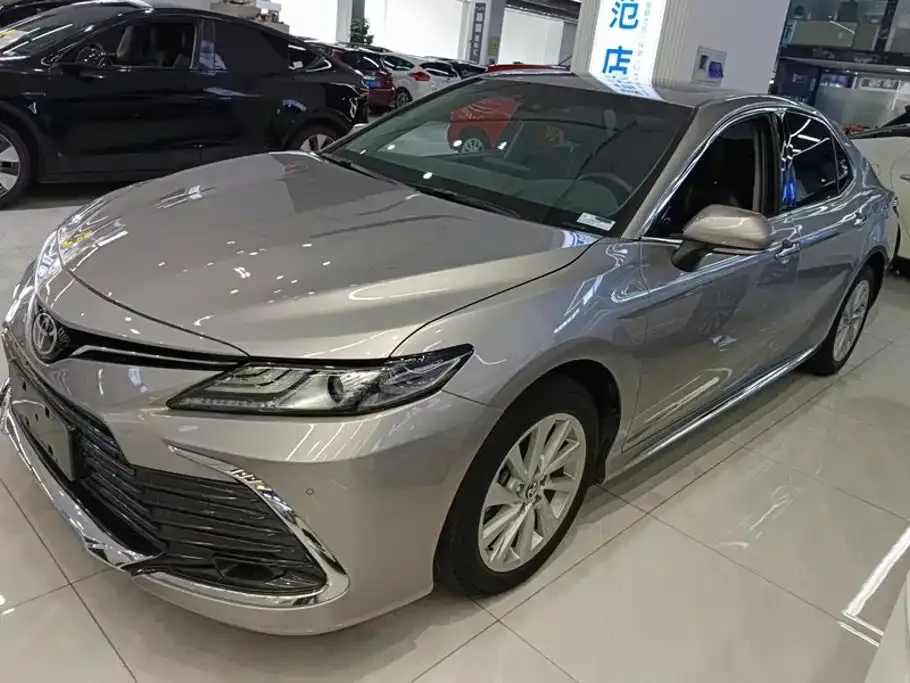 Toyota Camry — фото 1