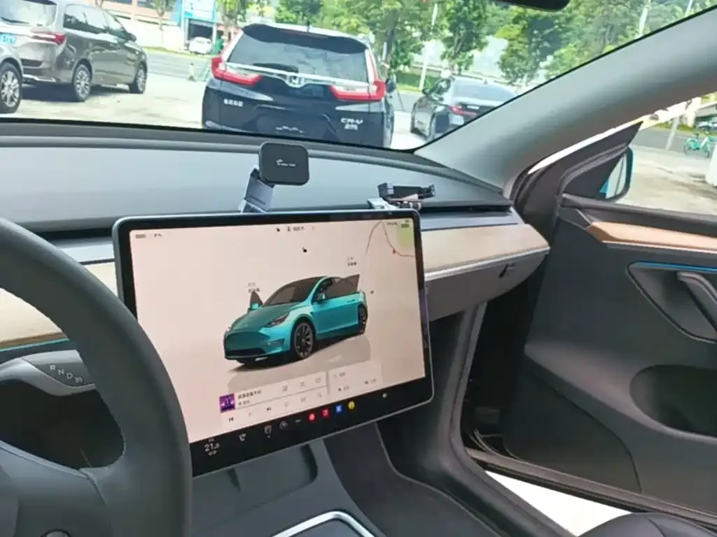 Tesla Model Y — фото 8