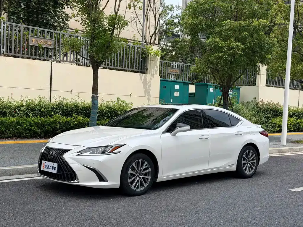 Lexus ES — фото 1