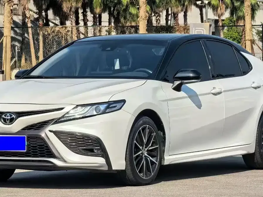 Toyota Camry — фото 1