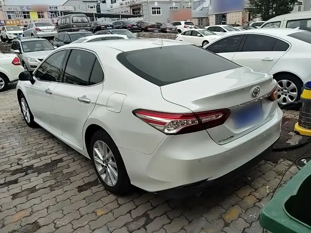 Toyota Camry — фото 2