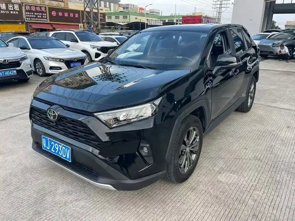 Toyota RAV4 — фото 1