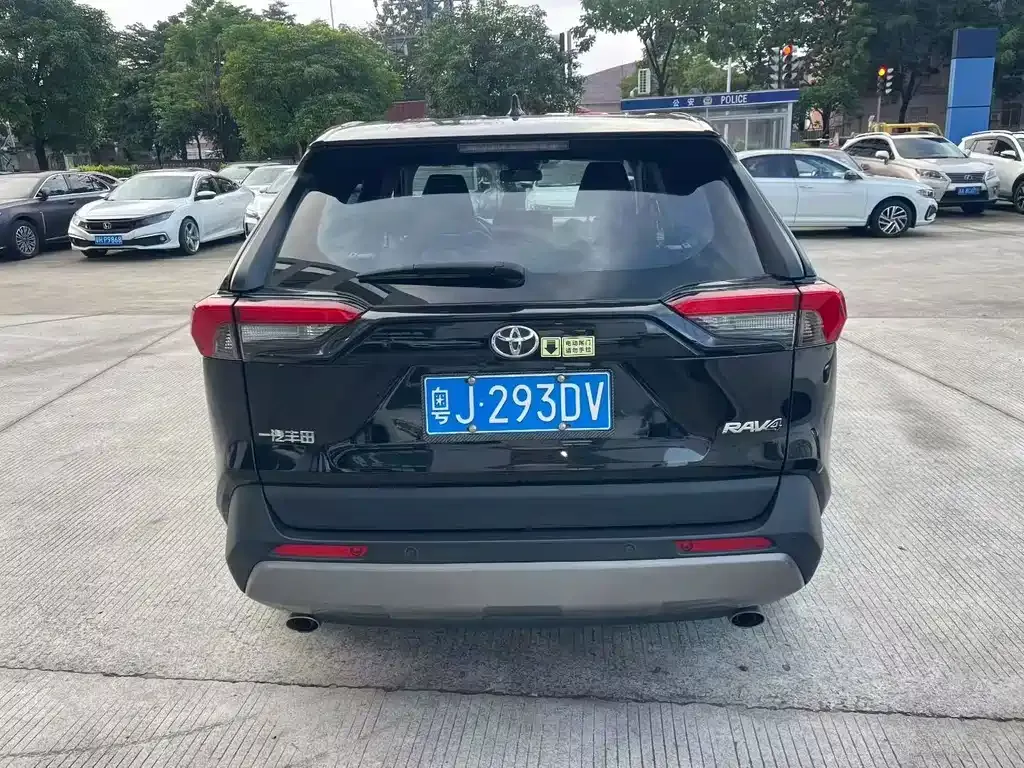 Toyota RAV4 — фото 6