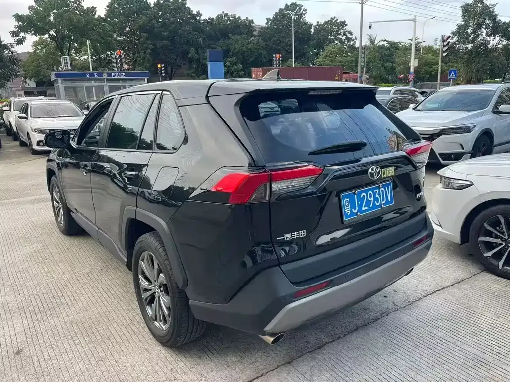 Toyota RAV4 — фото 8
