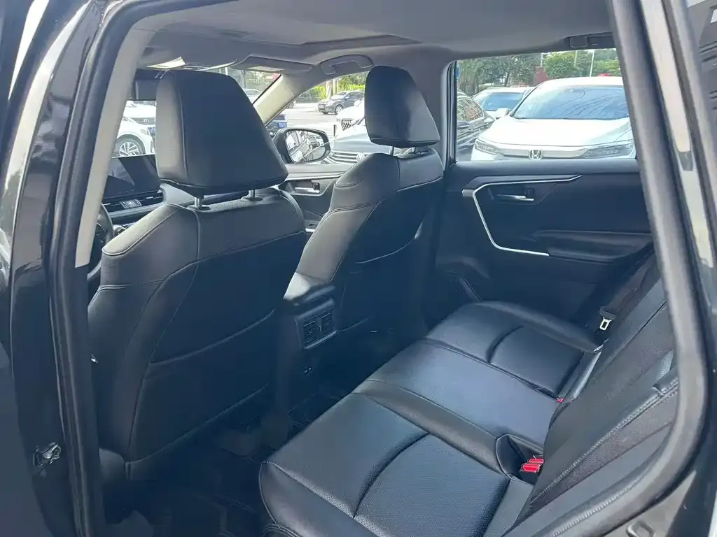 Toyota RAV4 — фото 2