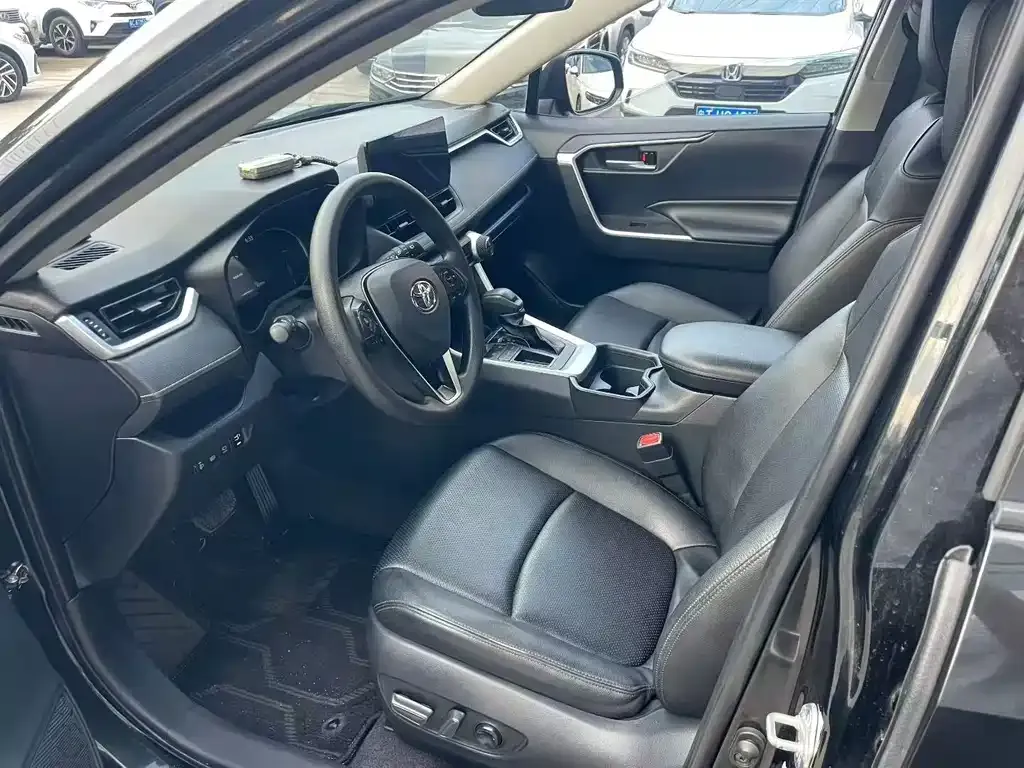 Toyota RAV4 — фото 3