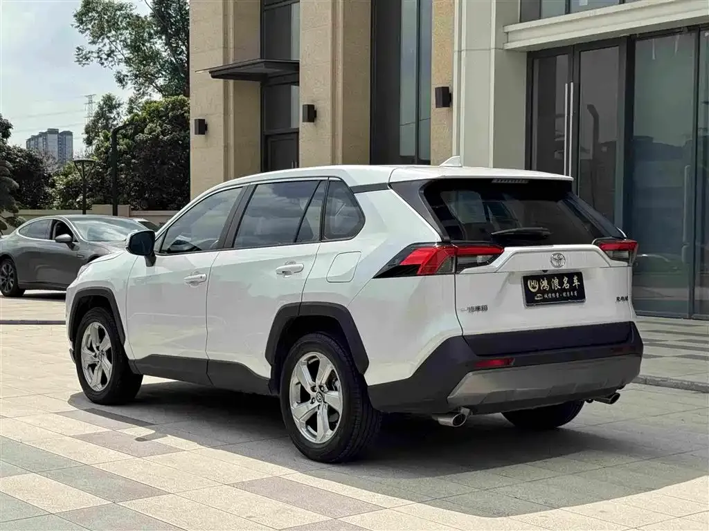 Toyota RAV4 — фото 5