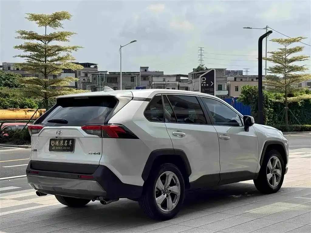 Toyota RAV4 — фото 7