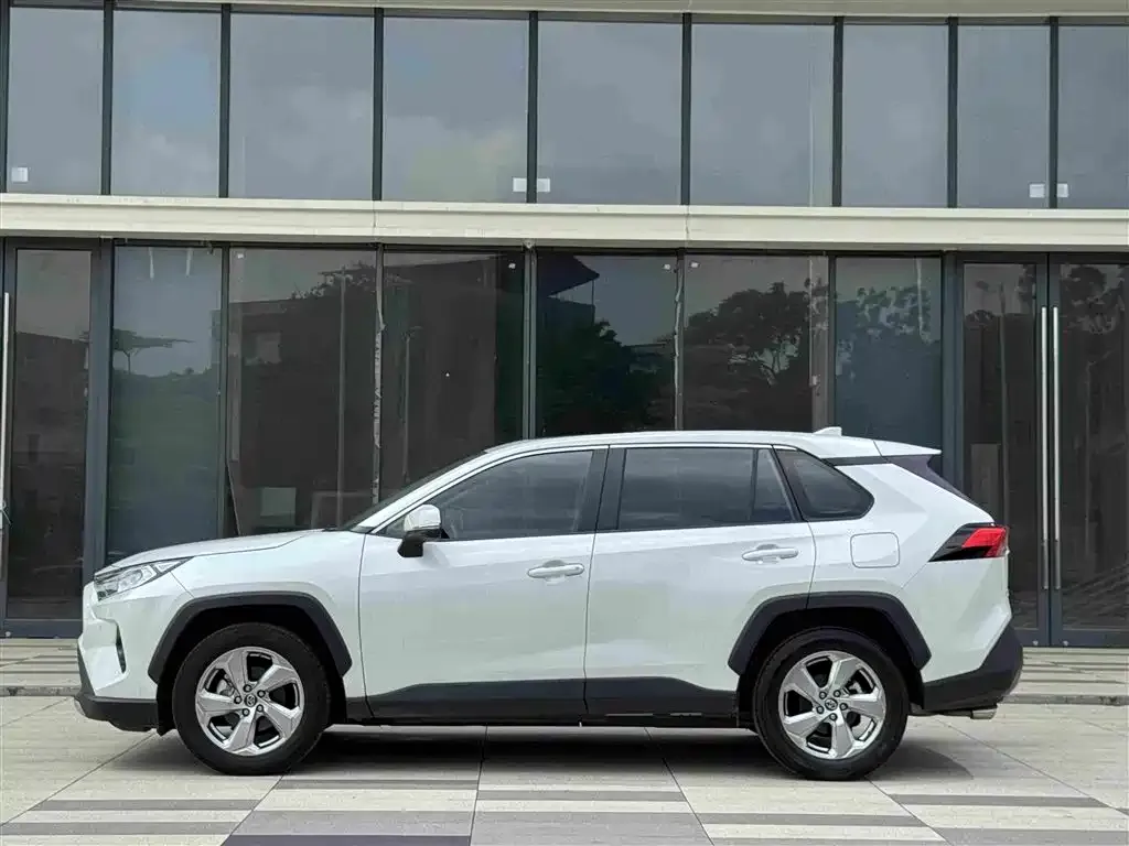 Toyota RAV4 — фото 2