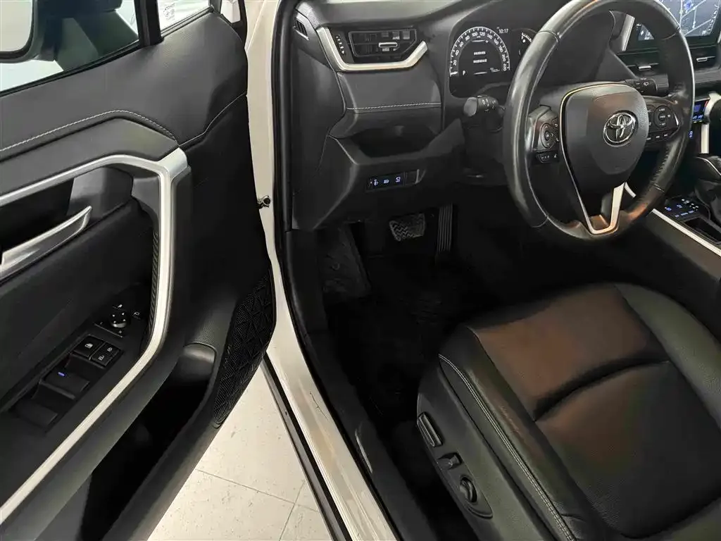 Toyota RAV4 — фото 6