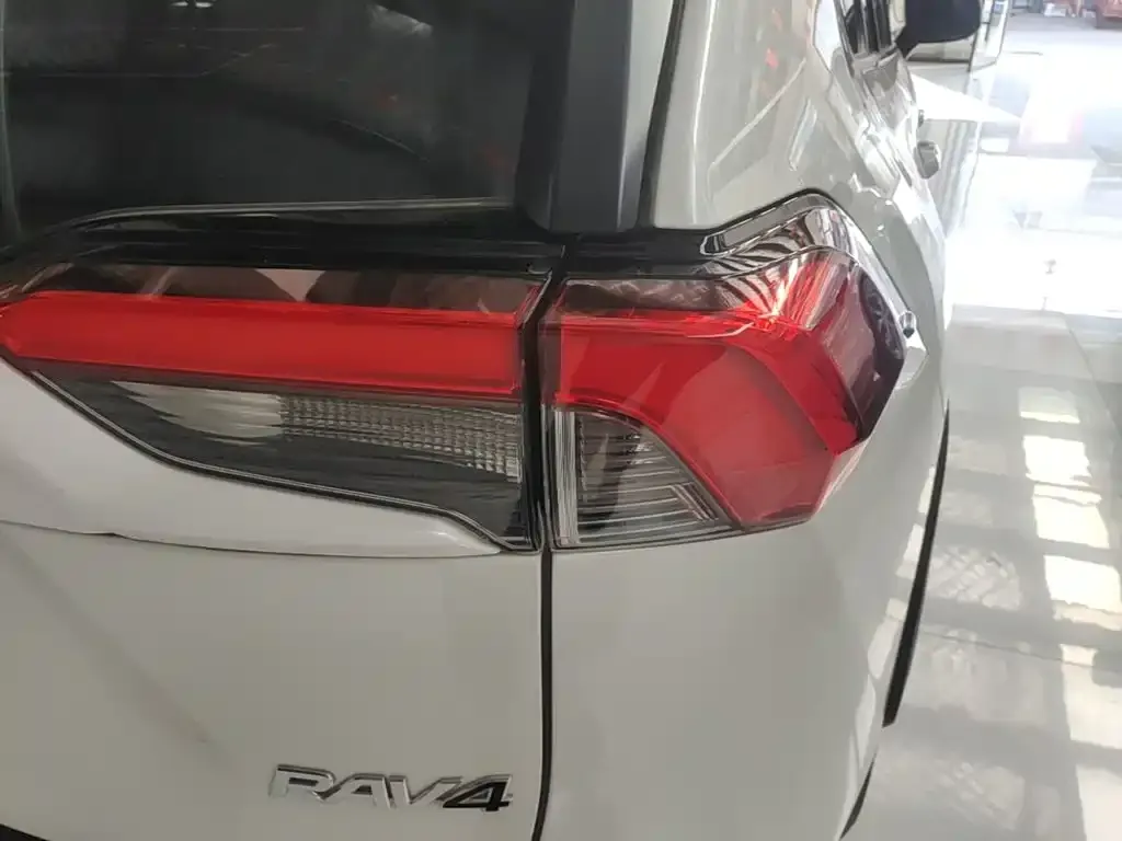 Toyota RAV4 — фото 5