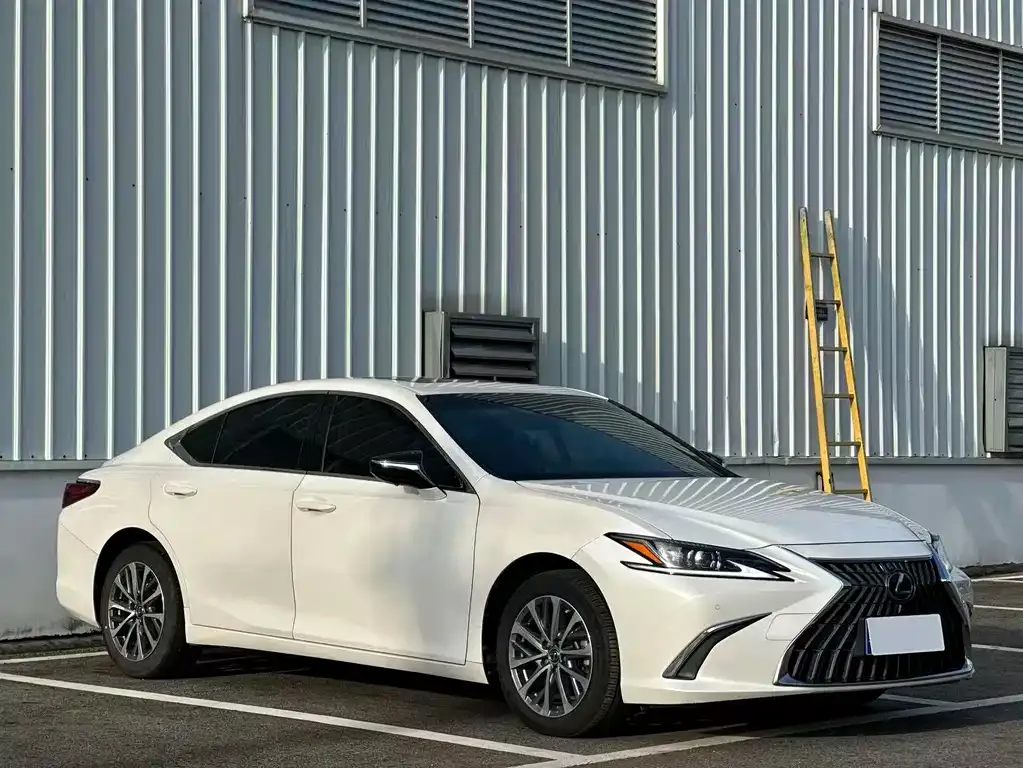 Lexus ES — фото 1