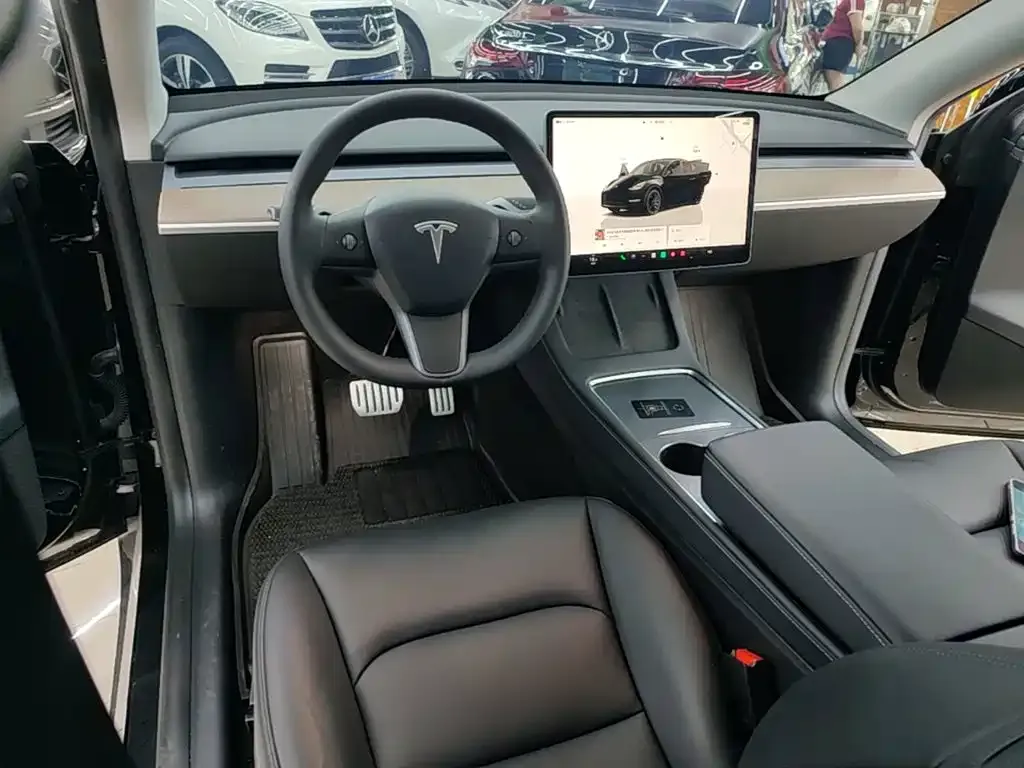 Tesla Model Y — фото 10