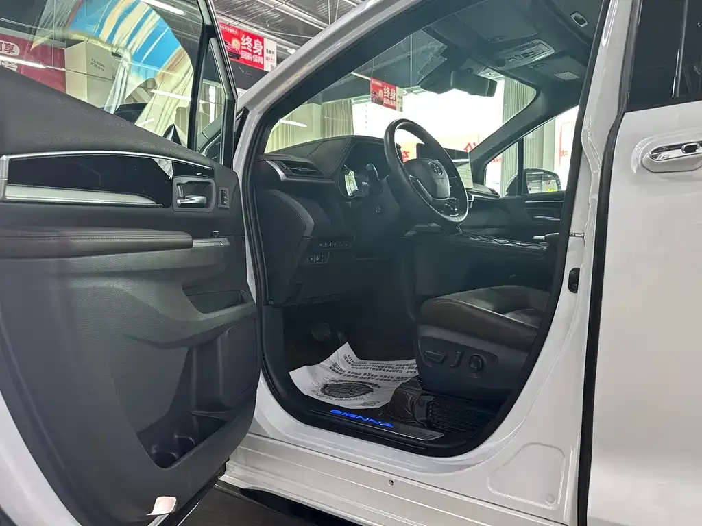 Toyota Sienna — фото 4