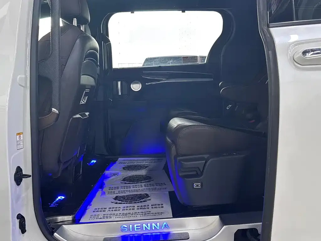 Toyota Sienna — фото 2