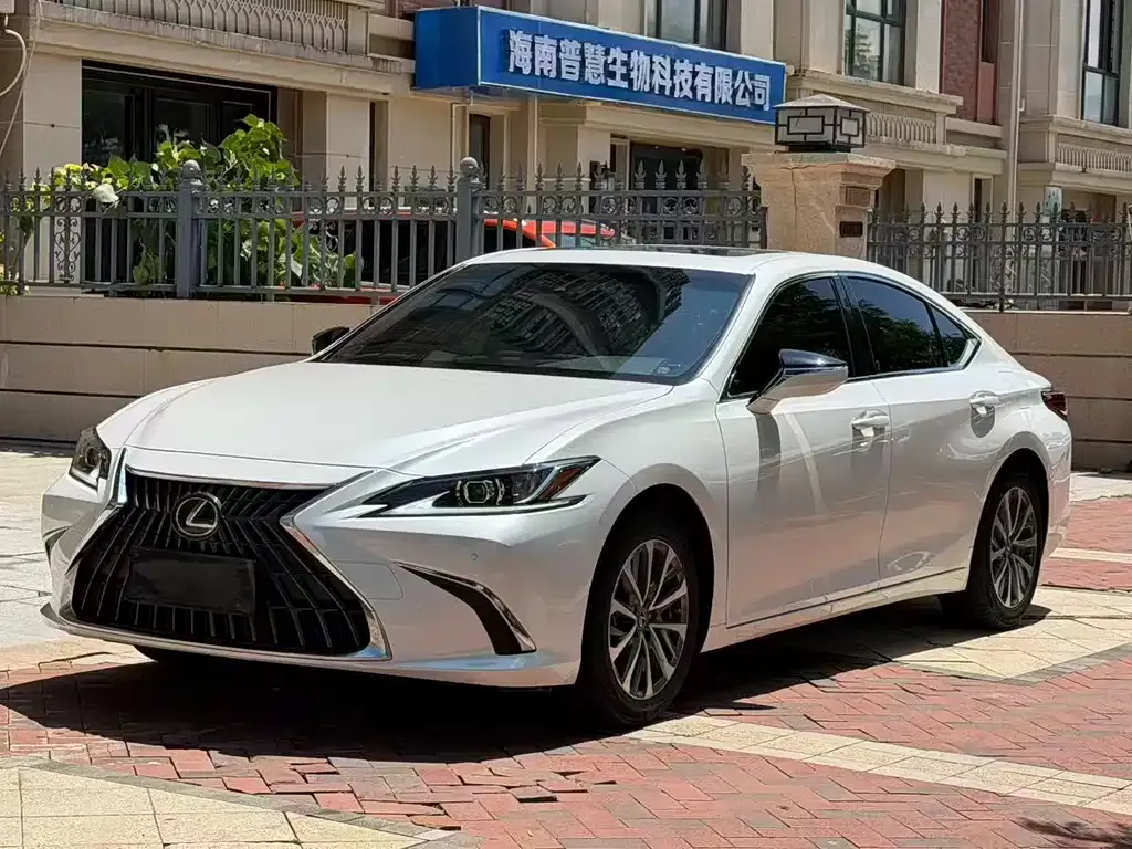 Lexus ES — фото 1