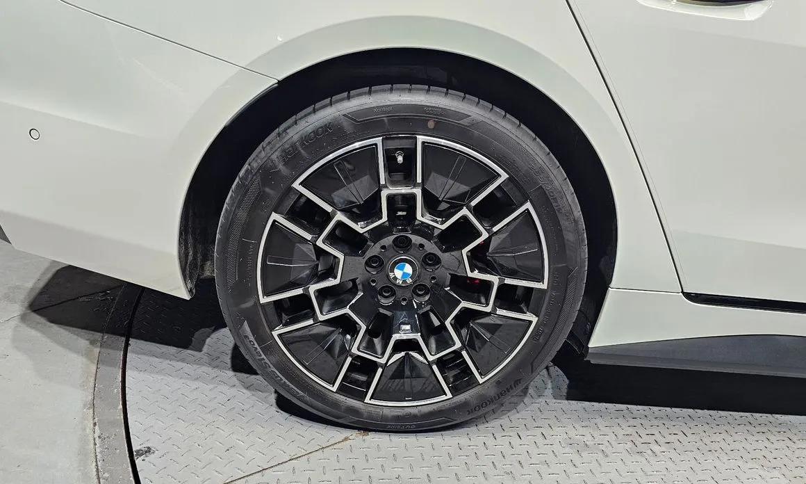 BMW i4 — фото 9