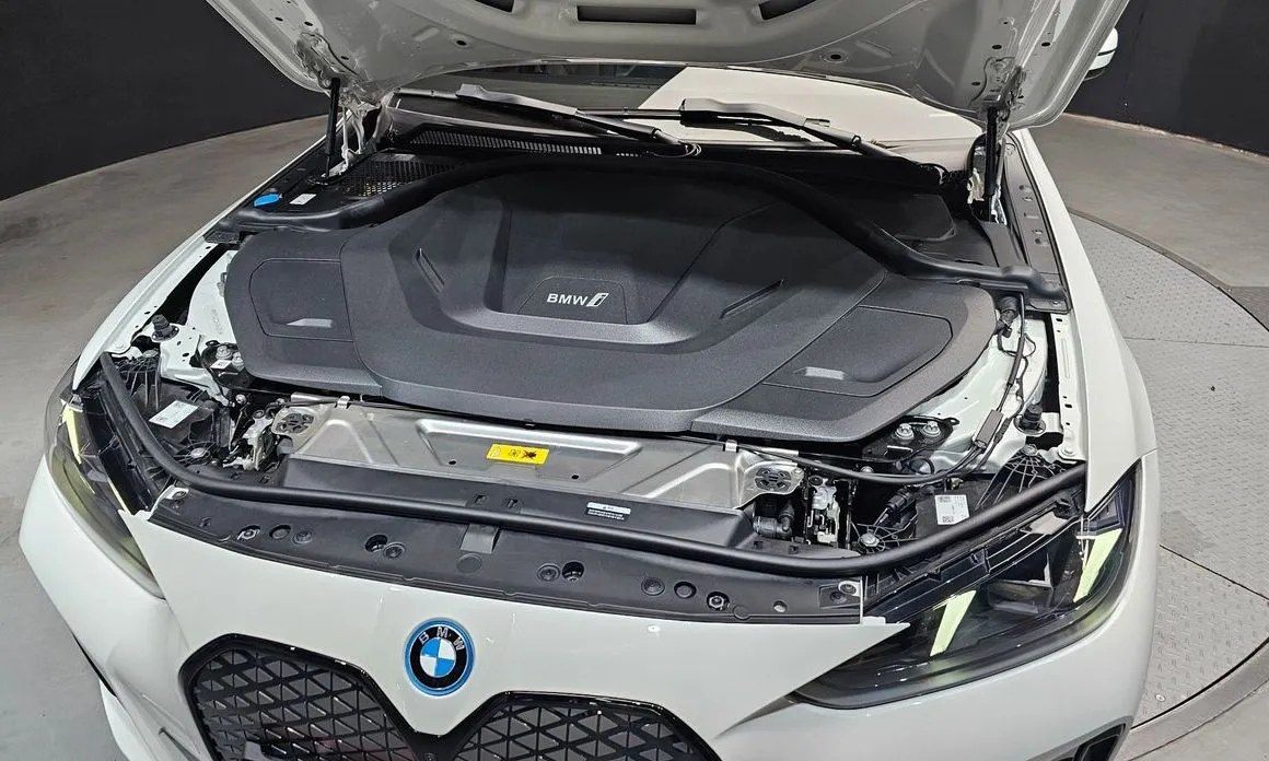 BMW i4 — фото 8