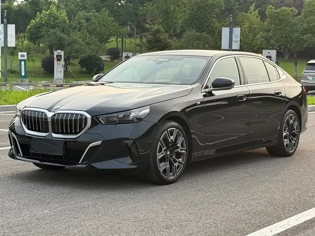 BMW 5 Series — фото 1