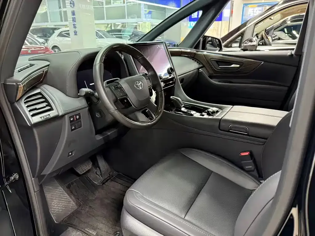 Toyota Alphard — фото 8