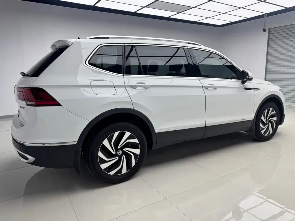 Volkswagen Tiguan L — фото 9