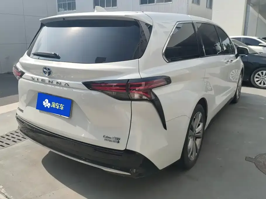 Toyota Sienna — фото 2
