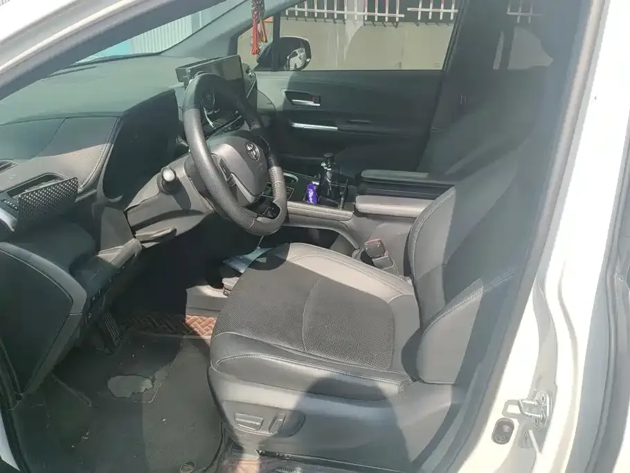 Toyota Sienna — фото 8