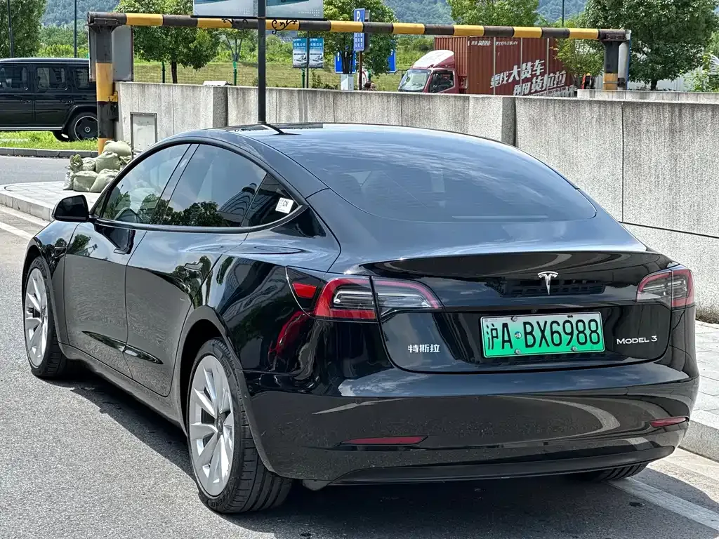 Tesla Model 3 — фото 4