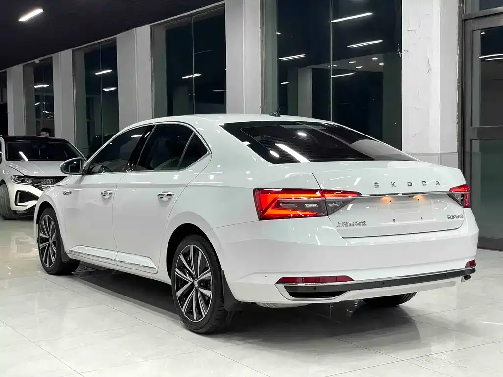 Skoda Superb — фото 2