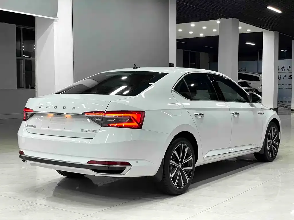 Skoda Superb — фото 8