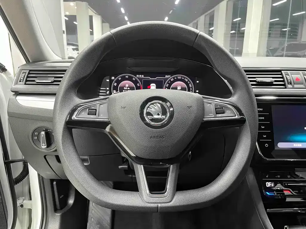 Skoda Superb — фото 10
