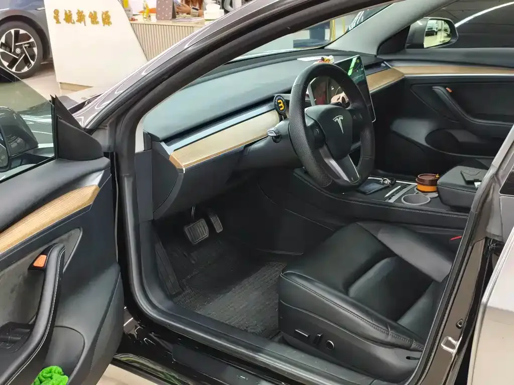 Tesla Model 3 — фото 10