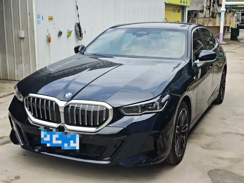 BMW 5 Series — фото 1