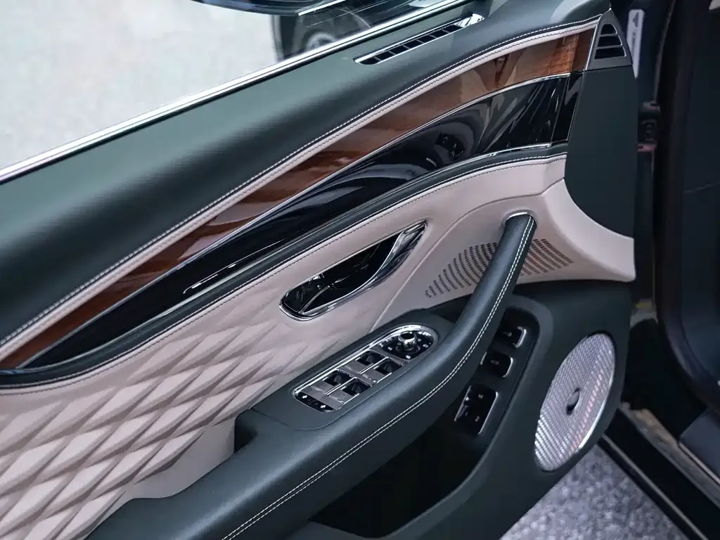 Bentley Flying Spur PHEV — фото 6