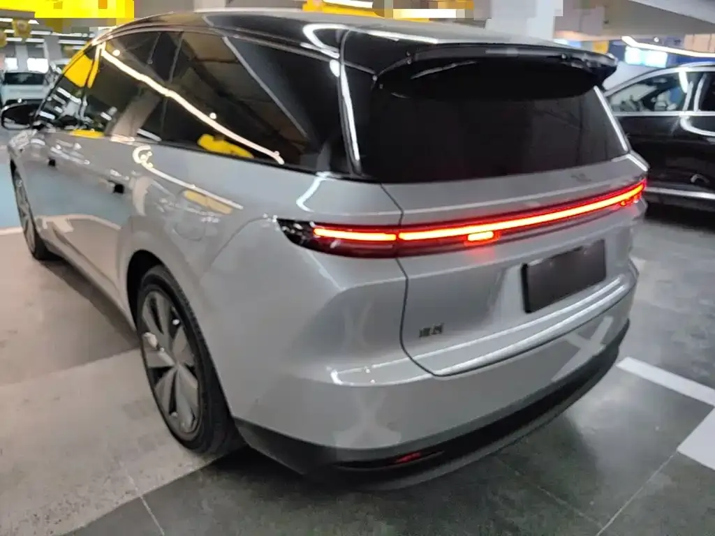 Li Auto i8 — фото 7