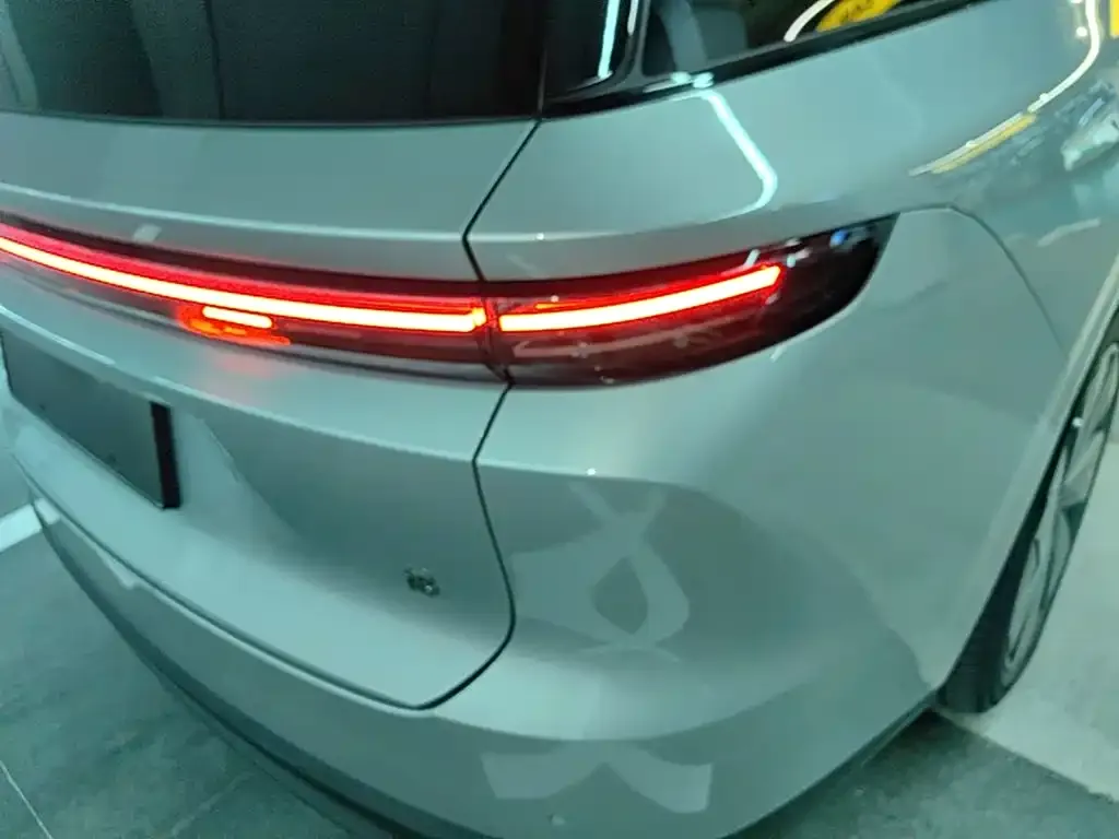 Li Auto i8 — фото 4