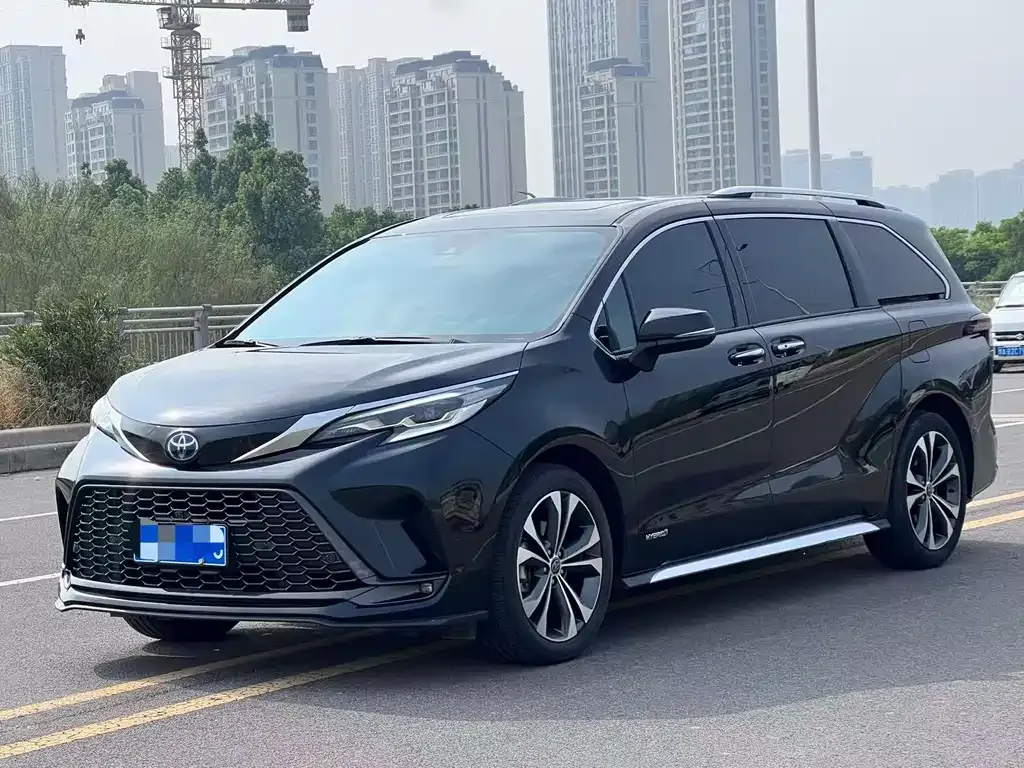 Toyota Granvia — фото 1