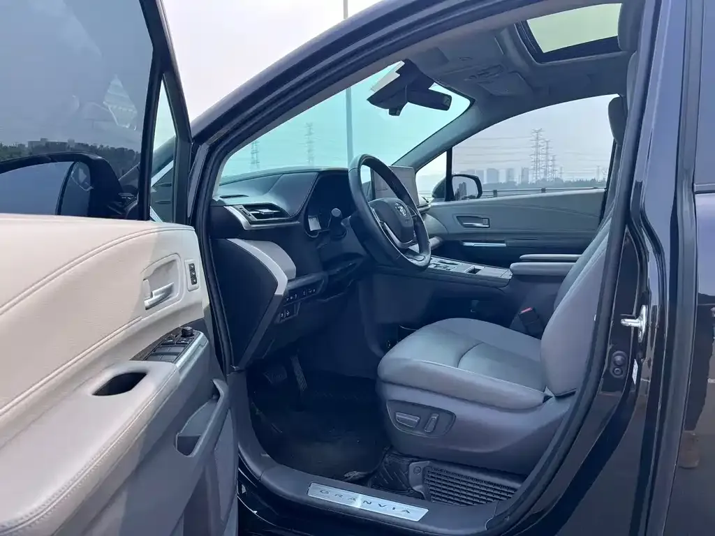 Toyota Granvia — фото 4
